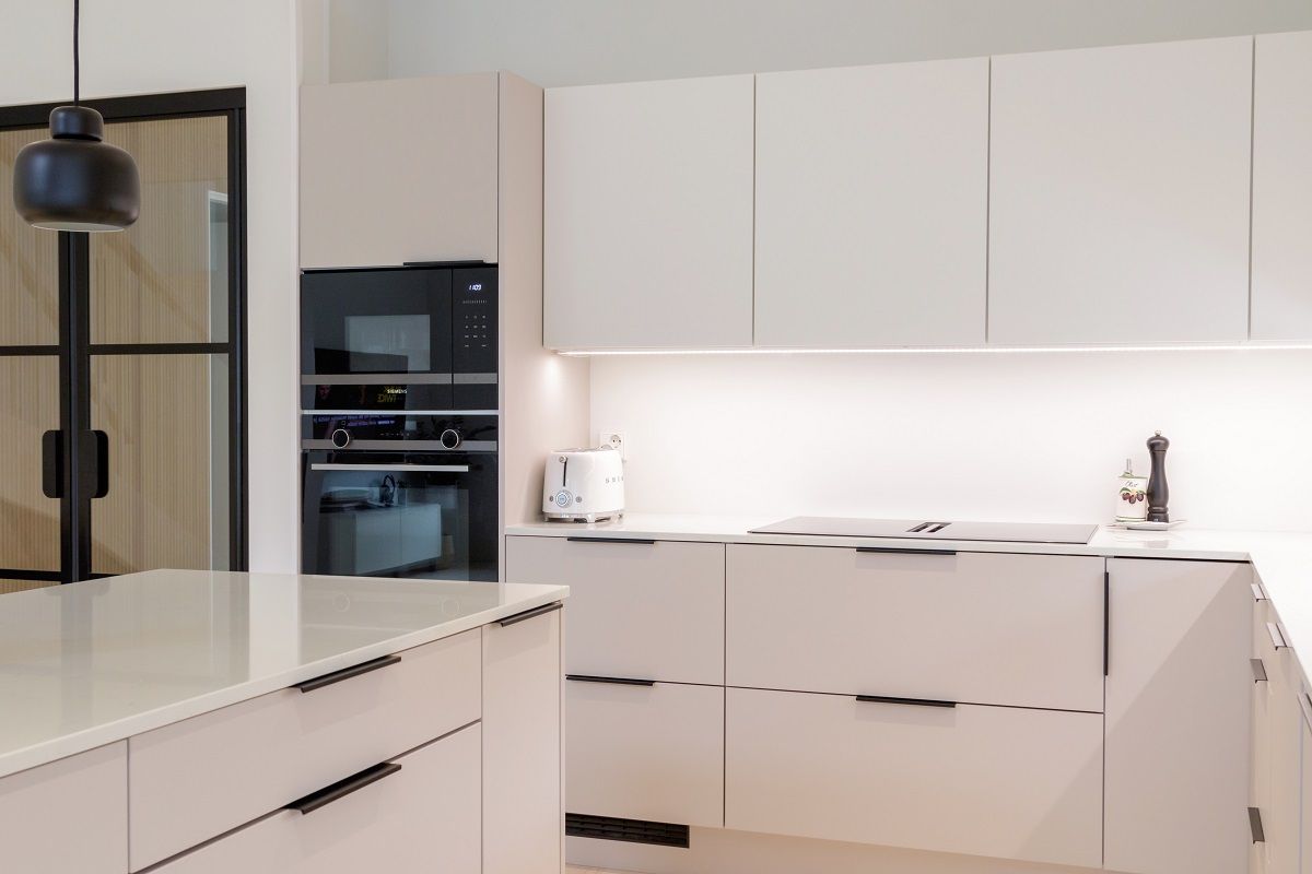 Piano cucina con potente striscia LED regolabile in temperatura di colore. La striscia ha una tonalità neutra © LedStore.fi